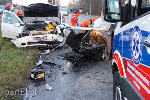Czołowe zderzenie w Dąbrowie. Siedem osób rannych