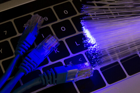 Czym jest internet światłowodowy? Podstawy technologii i zasada działania