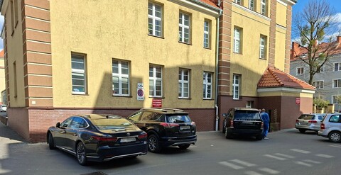 Czytelnik: w mieszkaniach wdychamy spaliny z parkujących aut
