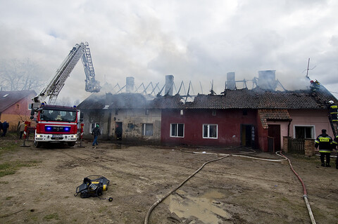 Mieszkańcy skakali przez okno. Pożar pod Pasłękiem
