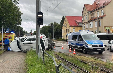 Dachował na skrzyżowaniu