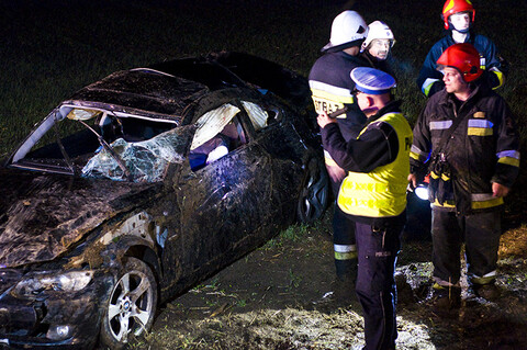 Dachowanie w BMW, wszyscy byli pijani