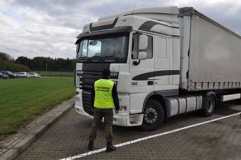 Daf zatrzymany na przejściu w Grzechotkach