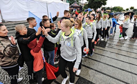 Deszczowa prezentacja Kram Startu