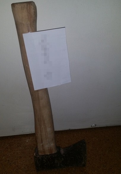Dla zabawy zniszczyli siekierą elewację budynku