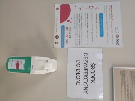 Dozowniki z płynem dezynfekującym do rąk w Urzędzie Miejskim