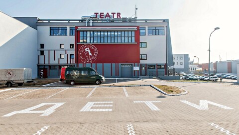 Dramat bez aktorów. Ten napis przypomina o zbrodni w Mariupolu