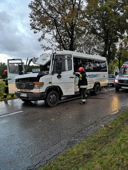 Drzewo spadło na busa, trzy osoby ranne