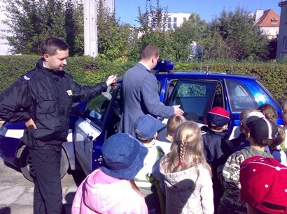Policjanci uczą, jak przechodzić przez jezdnię
