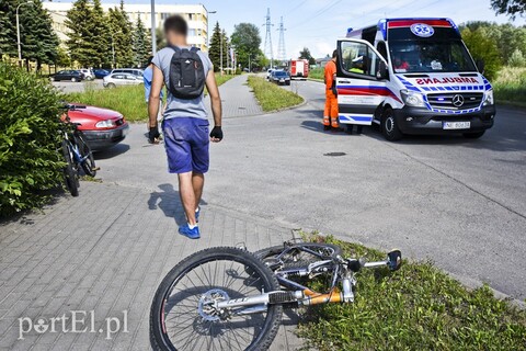 Dwaj rowerzyści zderzyli się z oplem