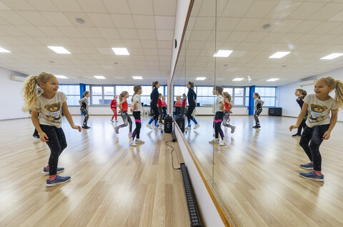Dziecięca radość na zajęciach Zumba Kids