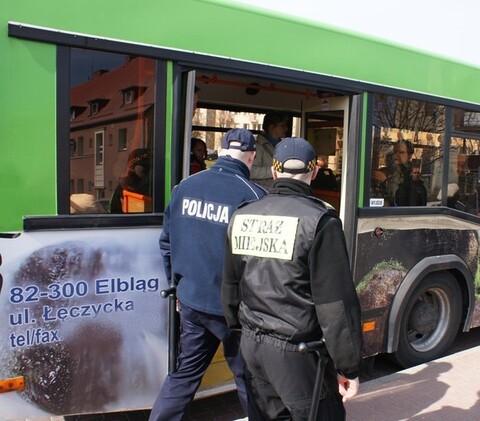 Kilometry w nogach, setki rozmów. Taka służba