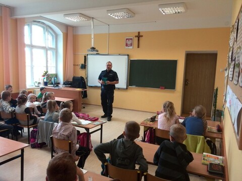 Dzielnicowi z gminy w szkołach o bezpieczeństwie