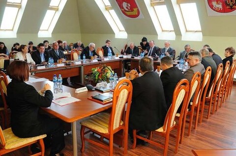 Mniej polityki, więcej konkretnych działań