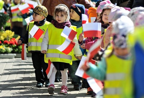 Przedszkolaki maszerowały z flagami