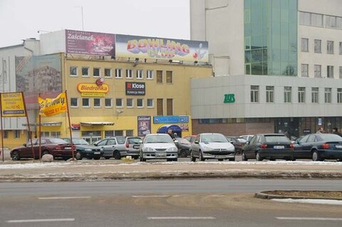 Ekskluzywny (?) parking przed Biedronką