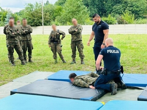 Elbląscy policjanci szkolą żołnierzy służących na granicy