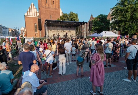 Między sceną a ołtarzem