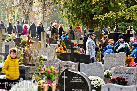 Elblążanie odwiedzają groby bliskich
