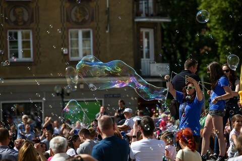 Festiwal baniek przed katedrą