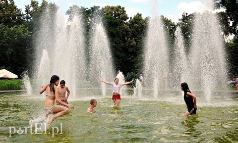 Kąpią się, choć nie powinni więc...