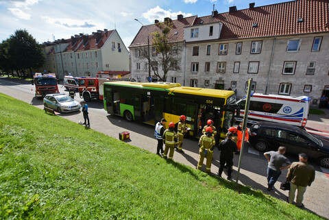 Autobus uderzył w osobówkę na Robotniczej