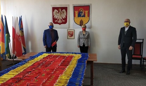 Frombork rozdaje mieszkańcom maseczki z herbem