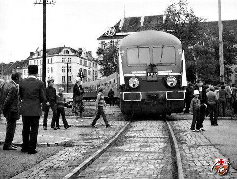 Gdy przez centrum Elbląga jeździł pociąg... (Elbląskie Archiwum Foto)