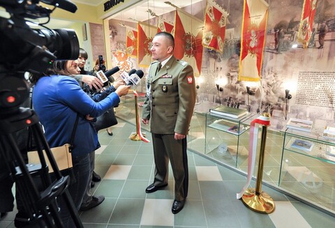 Dla żołnierza sztandar to wielki honor
