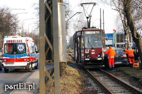Grunwaldzka: zderzenie tramwaju z osobówką