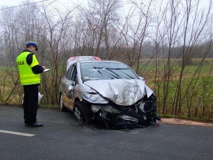 Honda uderzyła w drzewo
