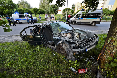 Hondą uderzyła w drzewo (aktualizacja)
