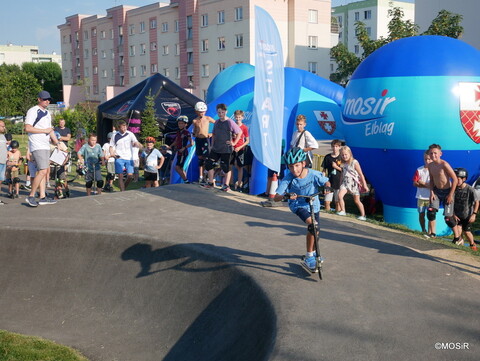 Hulajnogi jeździły na pumptracku