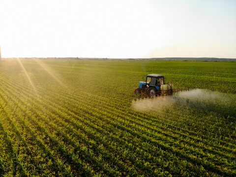 Ile koni mają modele ciągników John Deere?