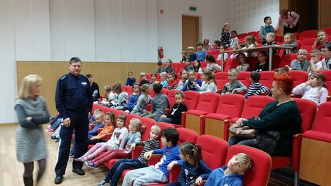 Jak bezpiecznie spędzić ferie, radzą policjanci