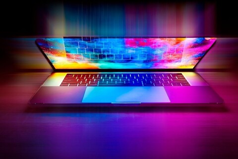 Jak firmy i szkoły oszczędzają tysiące złotych na sprzęcie komputerowym — dlaczego laptopy poleasingowe stają się standardem w małych i średnich przedsiębiorstwach