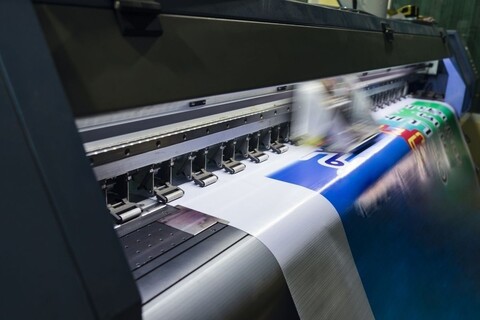 Jak naklejki reklamowe wspierają skuteczną komunikację marki?