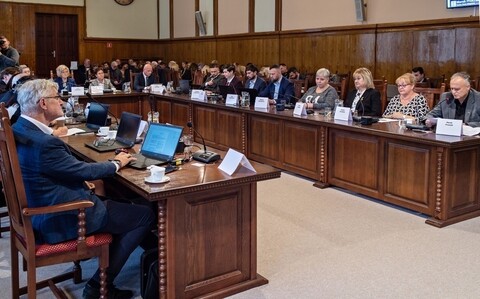 Jakie decyzje podejmą dzisiaj radni? Oglądaj na żywo!