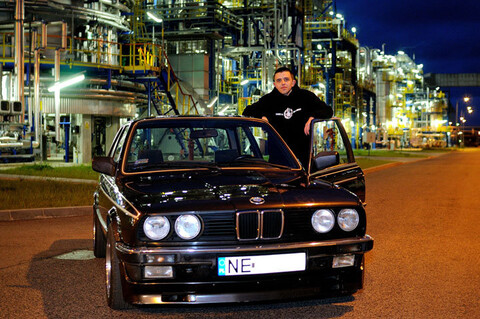 O rafinerii, wzajemnej pomocy i starym BMW