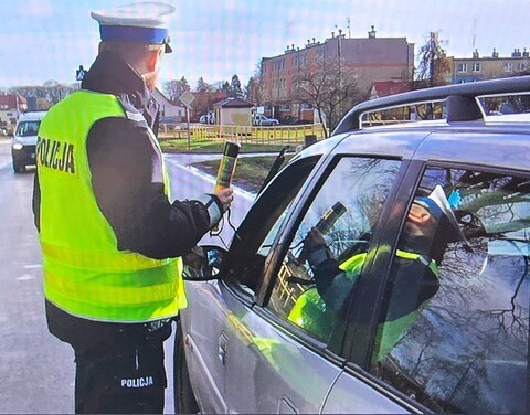 Jeden uderzył autem w barierki, drugi hulajnogą w samochód. Obaj byli pod wpływem