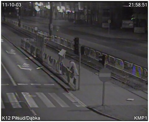 Zrywali plakaty wyborcze i rzucali je pod samochody