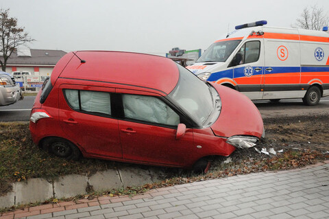 Kazimierzowo: suzuki w rowie