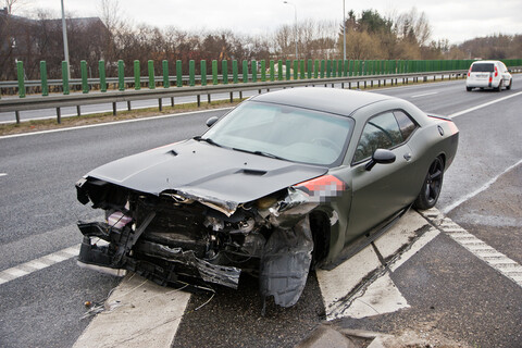 Kierowca dodge’a uderzył w barierki na S7