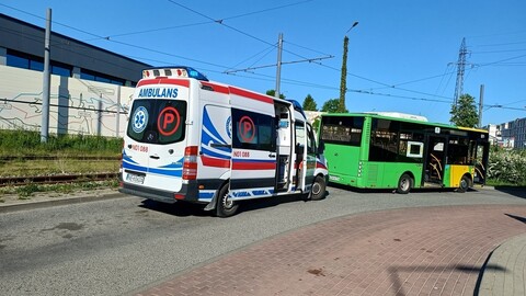 Kierowca zahamował, pasażerka wylądowała na szybie