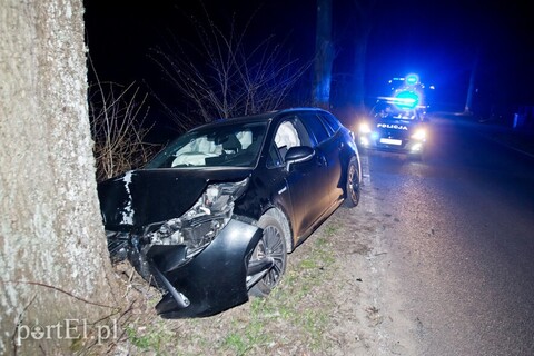 Kobieta kierująca toyotą uderzyła w drzewo
