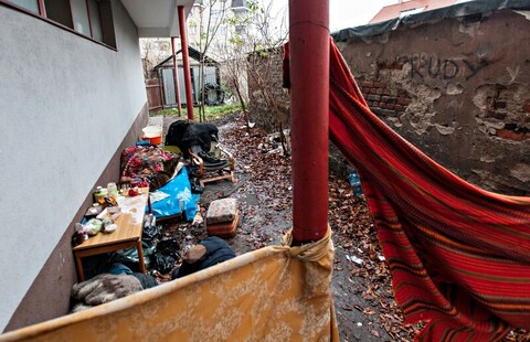 Koczowali pod oknami mieszkańców