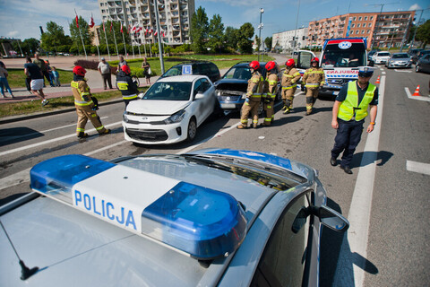 Kolizja 4 aut na czerwonym świetle