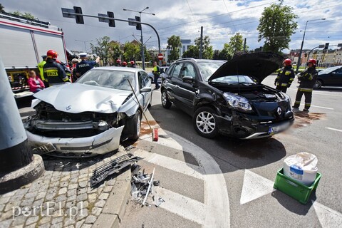Kolizja dwóch renault przy szkole muzycznej