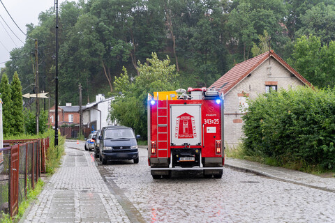 Kolizja z autami i budynkiem po zasłabnięciu kierowcy