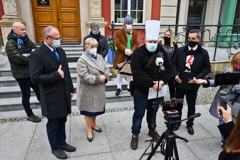 Zostaliśmy całkiem opuszczeni przez rząd